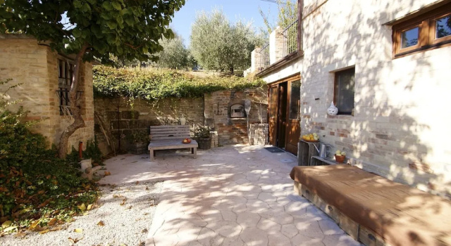 Charming 2-bed Apartment in Petritoli, Rezervasyon Daire  