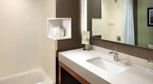 Четырёхместный номер Deluxe с красивым видом из окна Courtyard by Marriott Erie Bayfront