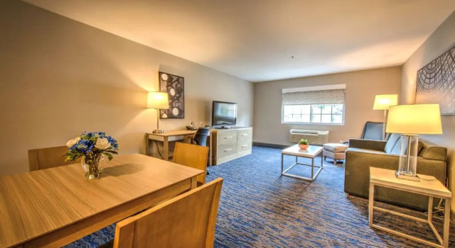 Четырёхместный люкс Best Western Plus Media Center Inn & Suites