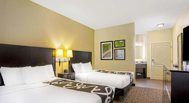 Четырёхместный номер Standard La Quinta by Wyndham Lexington South / Hamburg
