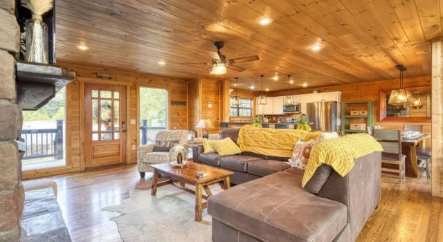 Awe-inspiring Estate w Pool Theater Fire Pit, Забронировать Апартаменты/квартира Отели Great Smoky Mountains National Park с парковкой, Парковка