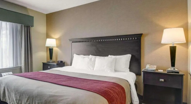 Люкс Spark by Hilton Woburn Boston