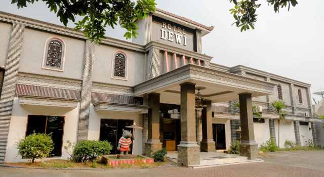 Hotel Dewi near GOR Merdeka Jombang Mitra RedDoorz, Book Hotel Hoteller i centrum af Jombang, hoteller i centrum af Jombang