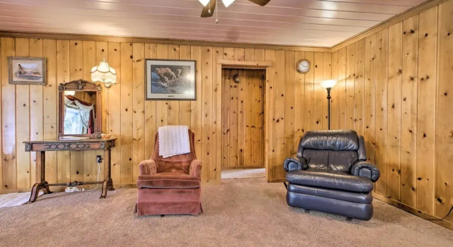 Cozy Home w/ Hot Tub: Half Mi to Salmon River!, Varaa Lomakoti Idaho hotellit, joissa on pysäköinti, Pysäköinti