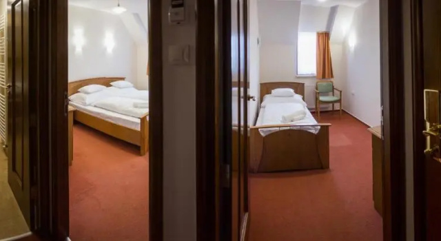 M1 Szekér Csárda Hotel és Étterem, Забронировать Отель Obarok Фейера