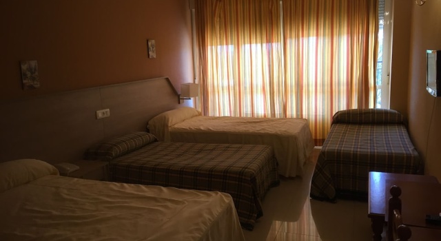 Четырёхместный номер Standard с балконом Hotel Manzanares