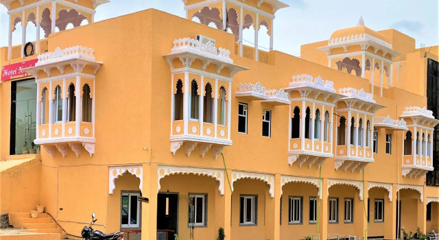 Krishna restaurants and resort, Забронировать Курортный отель Курортные отели Садри, Курортный отель