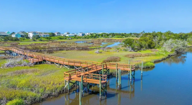 Walk to Beach: Oak Island Retreat w/ 210-yard Dock, Забронировать Апартаменты/квартира Апартаменты Острова Оук, Апартаменты/квартира