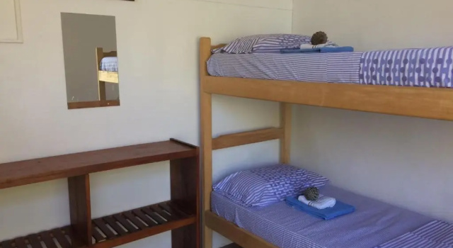 Кровать в общем номере Pinamar Hostel Casa de Verano
