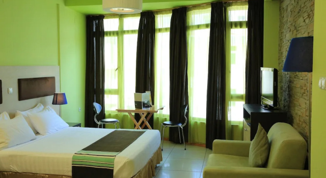 Двухместный люкс с балконом Reliance Hotel Apartment