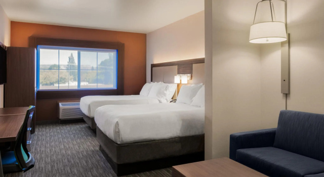Четырёхместный люкс Holiday Inn Express & Suites Oroville Lake by IHG
