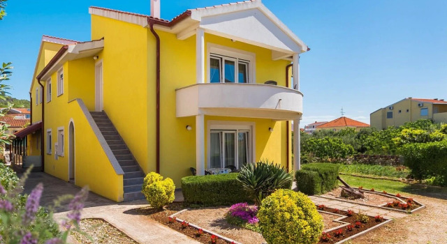 Holiday Home Tribunj 430, Забронировать Отель Трибунь Шибенско-Книнская жупания, рядом с Пристань для яхт Трибуни