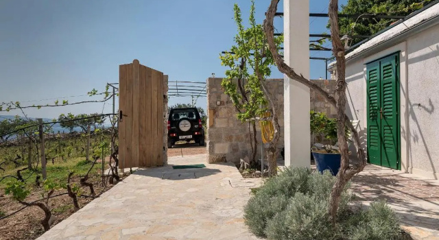 Holiday Home Vineyard House, Foglalás Szálloda Brac Island Omis