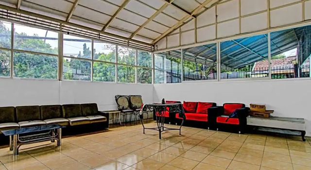 OYO Life 90077 Live Homestay, Rezervovat Hotel East Java hotely s parkováním, Parkování