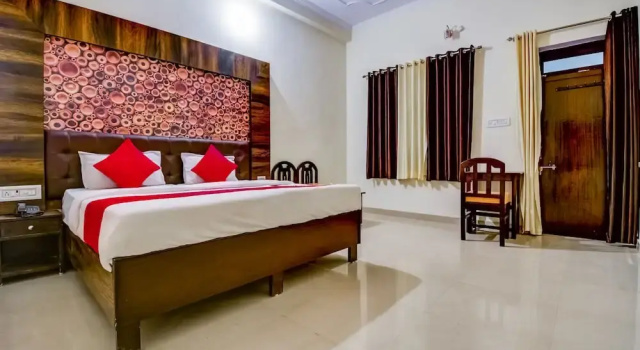 OYO 19951 Hotel Saif, Забронировать Отель Отели штата Раджастхана с парковкой, Парковка