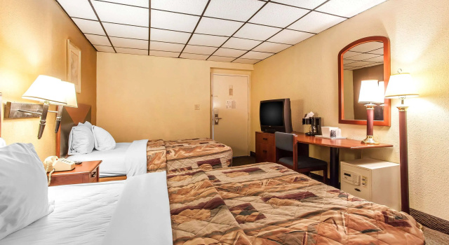 Четырёхместный номер Standard Rodeway Inn Sandusky North