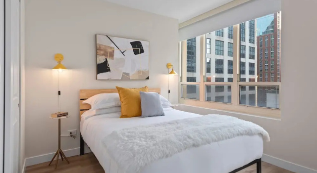 Near Riverwalk 2BR Private Balcony Downtown, Забронировать Апартаменты/квартира Чикаго Большой Чикаго, рядом с 333 West Wacker Drive