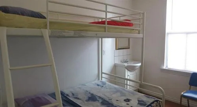 C&N Backpackers Hostel Vancouver, Забронировать Хостел Отели Ванкувера с парковкой, рядом с Железнодорожный вокзал Тихоокеанский-Центральный, Парковка