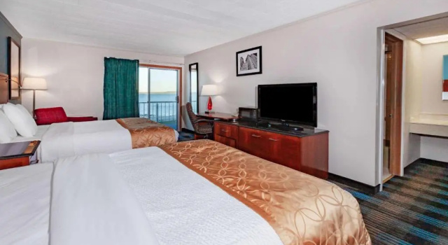 Четырёхместный номер Deluxe с балконом и с видом на озеро Days Inn & Suites by Wyndham St. Ignace Lakefront