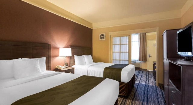 Четырёхместный люкс c 1 комнатой Ramada Suites by Wyndham San Diego Hotel Circle Area