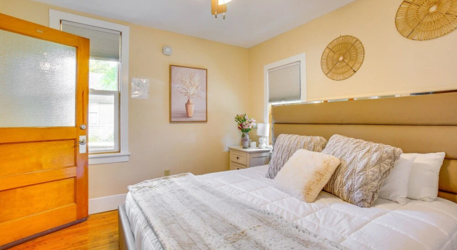 Downtown Traverse City Home - Walk to Beaches!, Забронировать Отель Траверс-Сити штат Мичиган