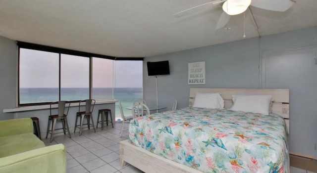 Top of the Gulf Beach Resort by Panhandle Getaways, Забронировать Курортный отель Панама-Сити Панхэндл Флорида, рядом с Ресторан Pineapple Willy's