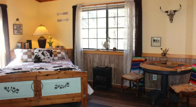 The Old Bear BnB, Забронировать Отель «постель и завтрак» Пайн-Маунтин-Клаб Калифорния