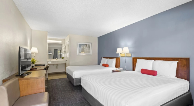 Четырёхместный номер Deluxe Good Nite Inn Camarillo