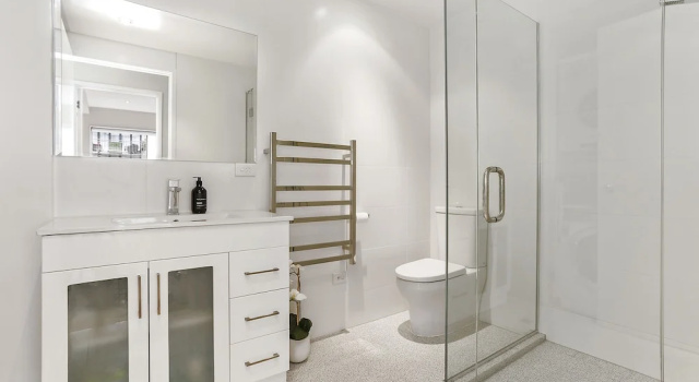 Wondrously Spacious 2 bdrm in Fantastic Location by Urban Butler, Забронировать Апартаменты/квартира Отели региона Окленда с парковкой, Парковка