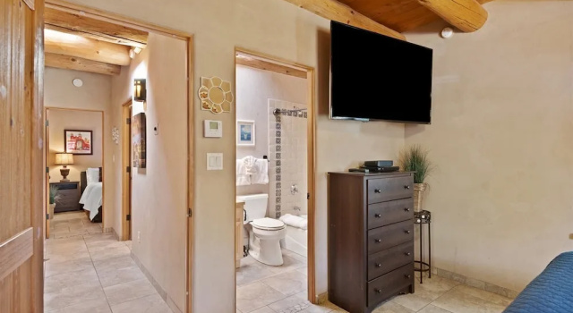 Номер Standard Kiva - Stunning & Lovely With Kiva Fireplace, Walk to the Plaza and the Railyard