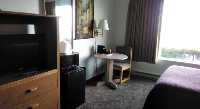 Четырёхместный номер Standard Waldport Bayfront Hotel & Restaurant