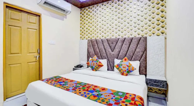 Номер Premium Fabhotel Ratraksh