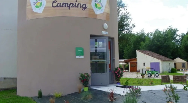 Camping Le Beauvillage, Rezervasyon Kamp Alanı Lauzerte Tarn-et-Garonne, Hacılar Bahçesi yakınındaki