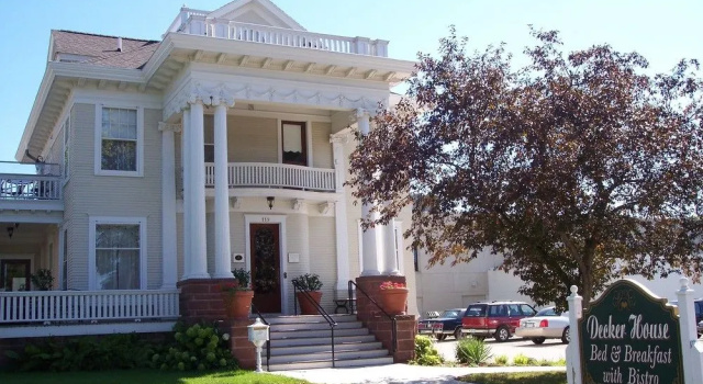 The Decker House Bed & Breakfast, Rezervați Bed and Breakfast Mason City 