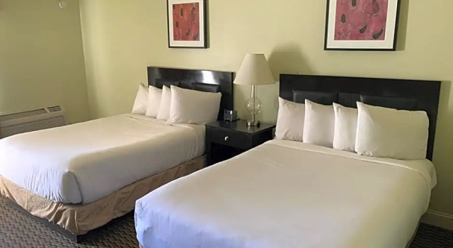 Четырёхместный номер Standard с балконом Ramada by Wyndham West Sacramento Hotel and Suites