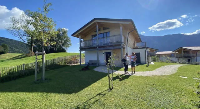 Шале с балконом Chalet Alpenzauber mit beheiztem Pool, Inzell