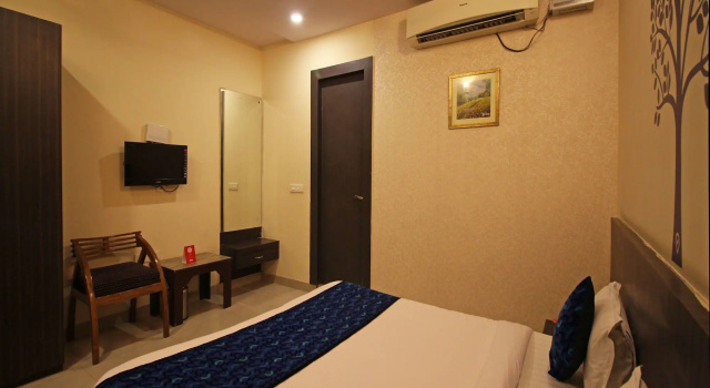 OYO 2839 Hotel Ganga Palace, Забронировать Отель Отели штата Уттар-Прадеша с парковкой, Парковка
