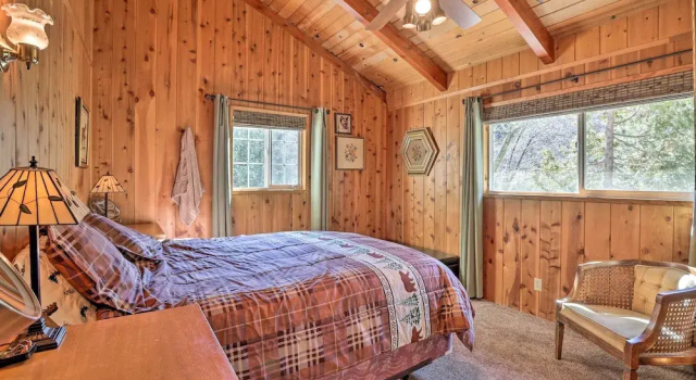 Delightful Family Cabin: Walk to Lake Gregory!, Забронировать Отель Крестлайн San Bernardino Mountains