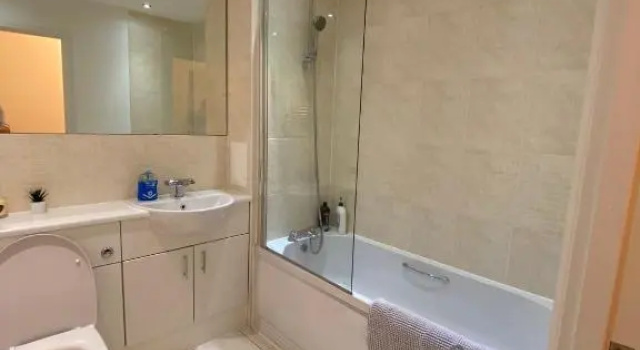 Woking Stylish and Modern 2 bedroom Apartment, Забронировать Апартаменты/квартира Уокинг 