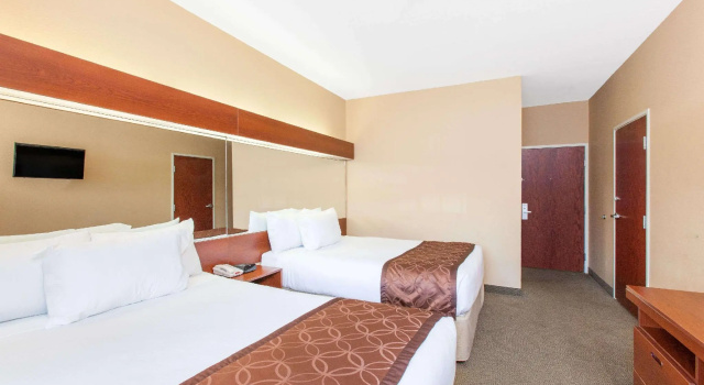 Четырёхместный люкс с 2 комнатами Microtel Inn by Wyndham Rogers