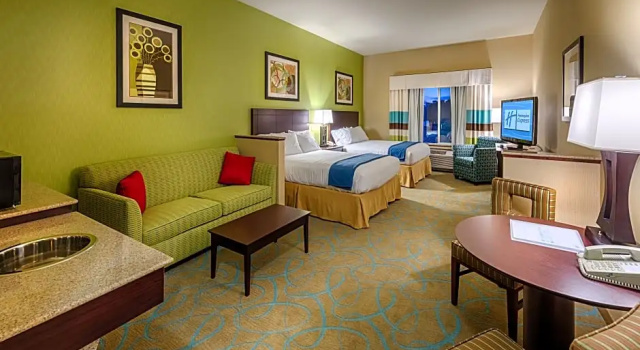Четырёхместный люкс Holiday Inn Express Hotel & Suites Red Bluff-South Redding by IHG
