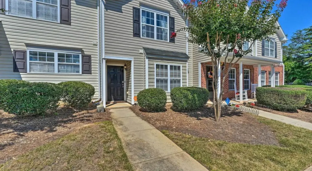 Cozy Greensboro Townhome about 7 Mi to UNC Campus, Забронировать Апартаменты/квартира Гринсборо Северная Каролина