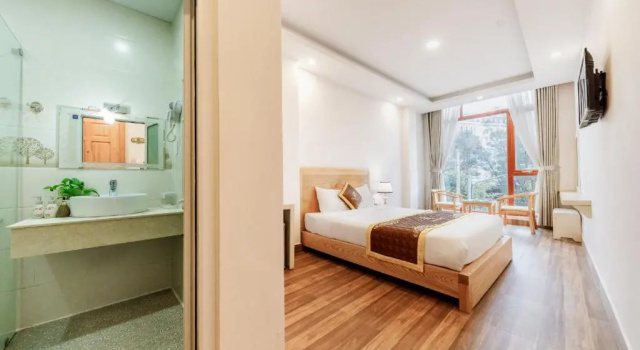 Двухместный номер Standard с балконом Golden Bee Hotel