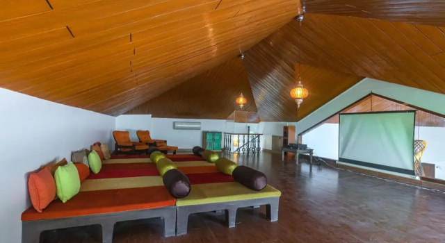 SaffronStays Casa Del Palms - 8BR luxury pool villa with gazebo, pickleball, bar & lawns near Nagaon Beach, Забронировать Отель Нагаон штат Махараштра