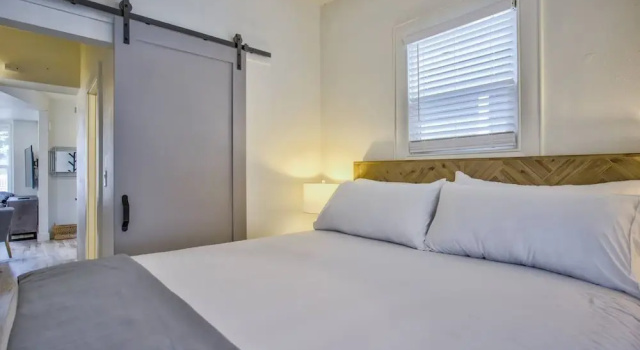 3BD Downtown Modern Victorian W/hot Tub, Park & Lake!