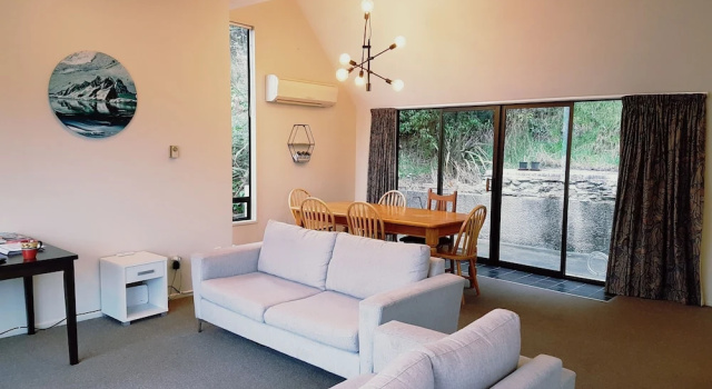 Queenstown Lakeview Holiday Home-5mins to town, Забронировать Отель Отели Отаго с парковкой, Парковка