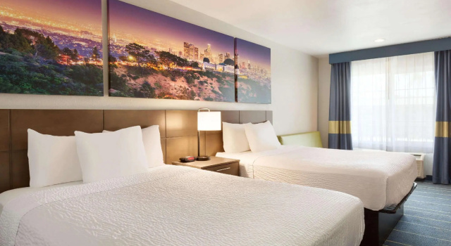 Четырёхместный номер Deluxe Days Inn & Suites by Wyndham Anaheim At Disneyland Park