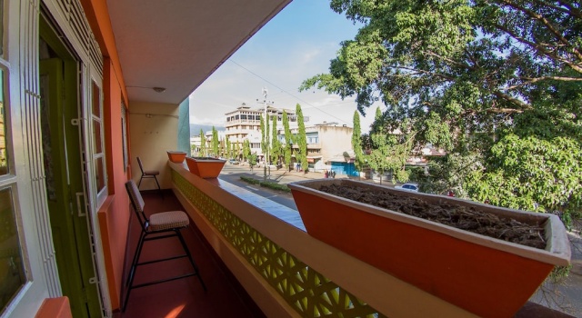 Кровать в общем номере с балконом We Travel Hostel