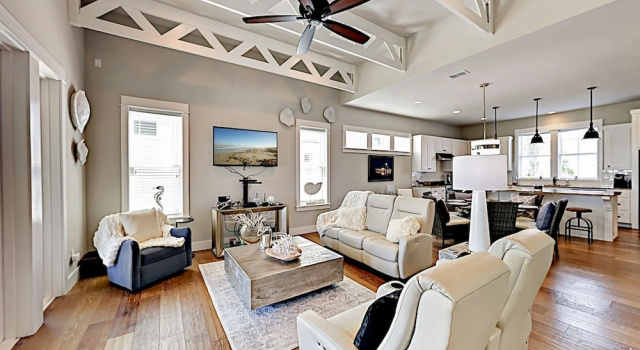 Luxe Waterfront - 3 Br Home