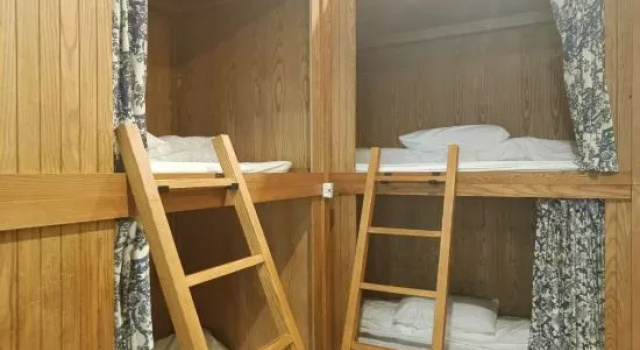 Кровать в общем номере Punjadara Hotel